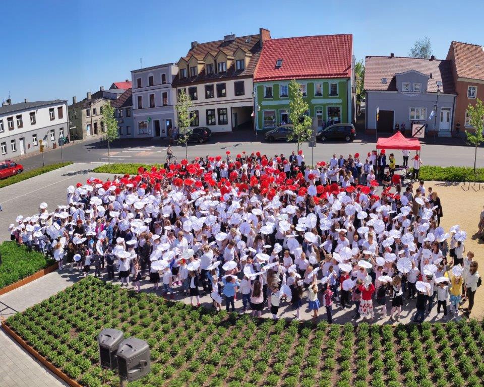 WIOSENNY HAPPENING Z BIAŁO- CZERWONĄ ROZETĄ